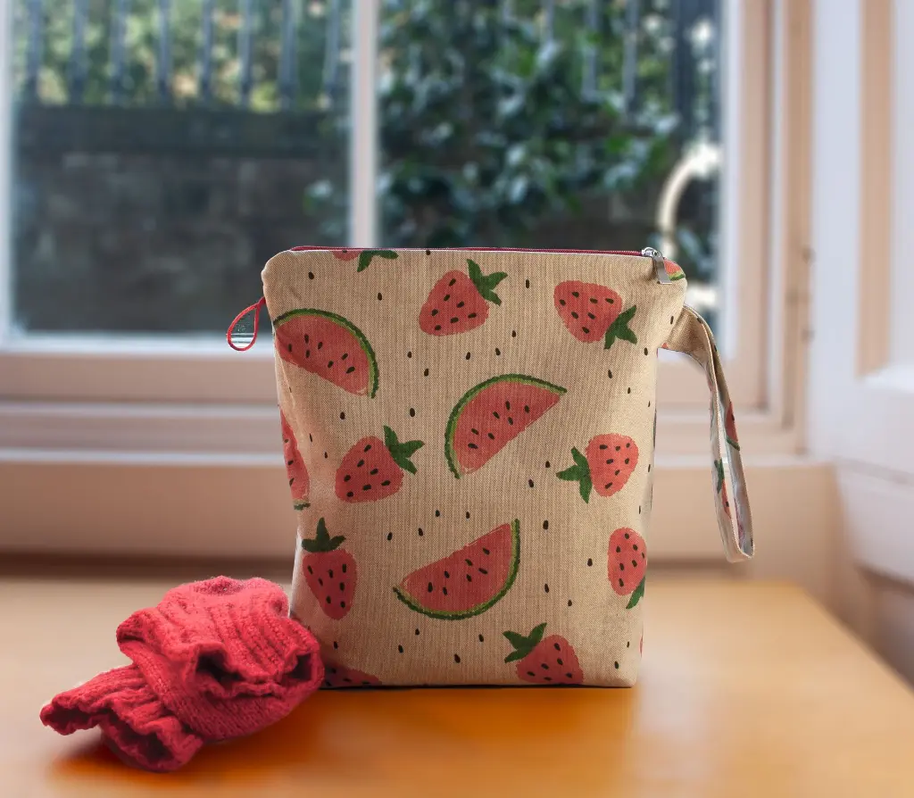 Zipper Wmelon Strawberry XL Front with smth.webp