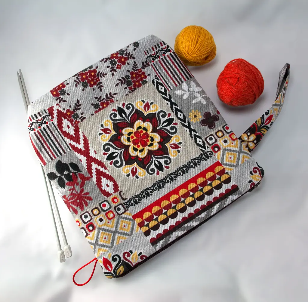 Zipper Ethnic Grey XL Lying.webp