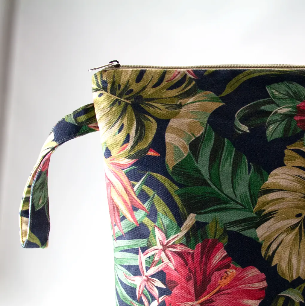 Zipper Hibiscus Black XL Croped Front 1 Left.webp