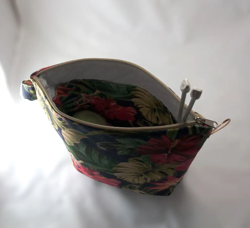 Zipper Hibiscus Black XL Top.webp