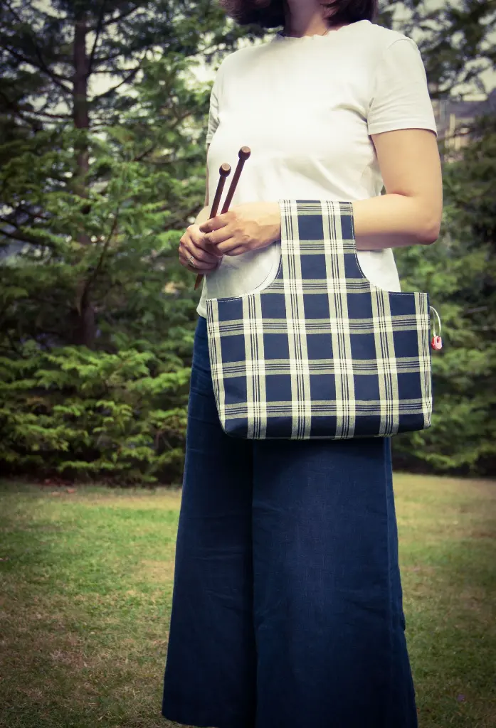 Wrist Plaid Rustikana Black L with Nadiia Croped.webp